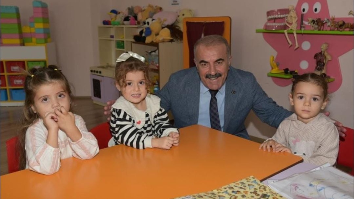 İl Milli Eğitim Müdürümüz Sayın Murat DEMİR okulumuzu ziyaret ederek, öğrencilerimizle sohbet etti.